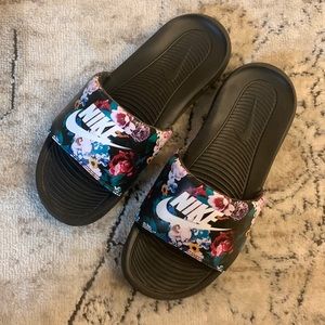 Nike floral slide, women’s 9